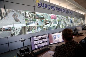 photographie de l'intérieur du centre de supervision urbain de l'eurométropole de metz