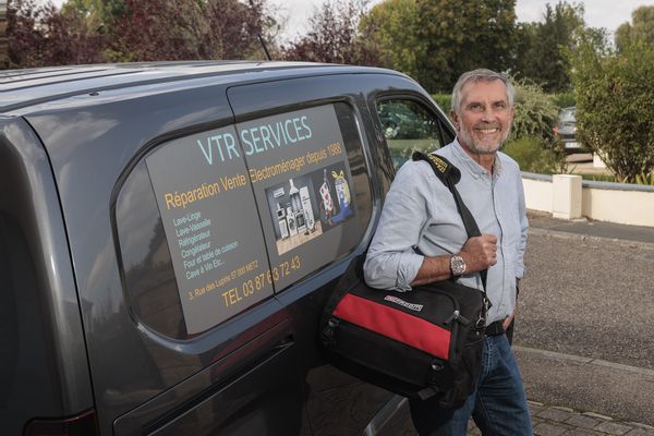 portrait de Jean Marie Vigaud VTR SERVICES devant sa camionnette