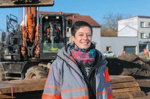 Photo d'une chargée d'opération travaux sur un chantier